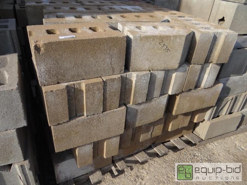 lot 2535 image: 1 Pallet of cinder blockbuilding block.  S...
