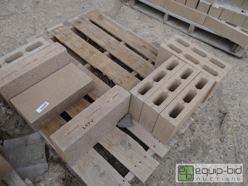 lot 2554 image: 3 partial Pallet of cinder blockbuilding blo...