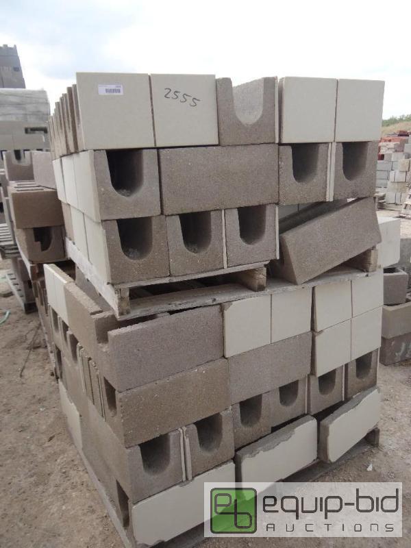 lot 2555 image: 2 Pallet of cinder blockbuilding block.  S...