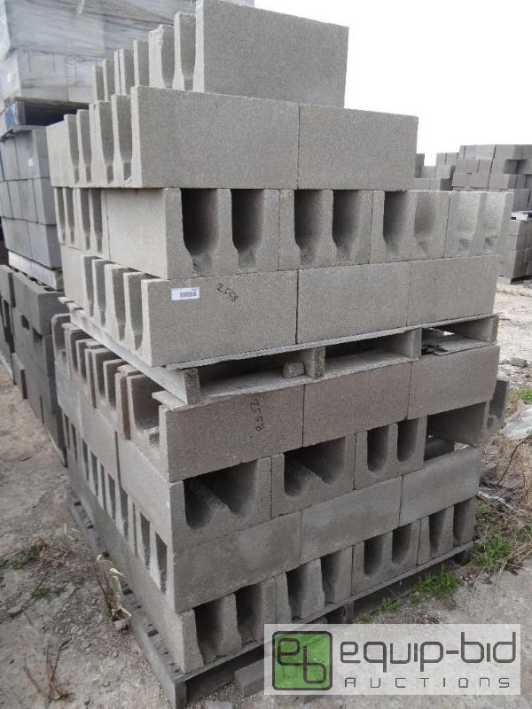 lot 2558 image: 2 Pallet of cinder blockbuilding block.  S...