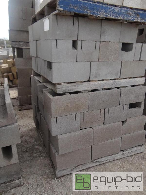lot 2560 image: 2 Pallet of cinder blockbuilding block.  S...