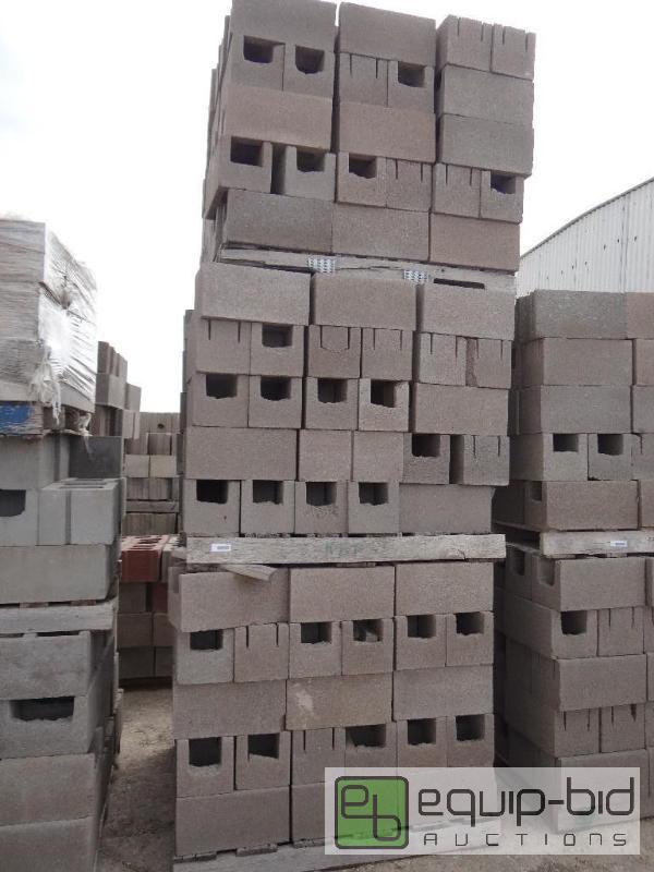 lot 2561 image: 3 Pallet of cinder blockbuilding block.  S...
