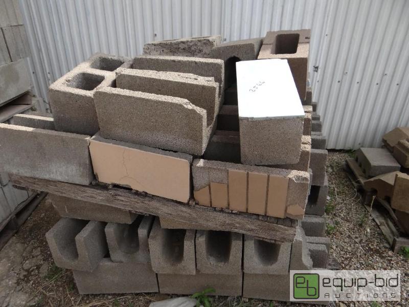lot 2566 image: 1 Pallet of cinder blockbuilding block.  S...