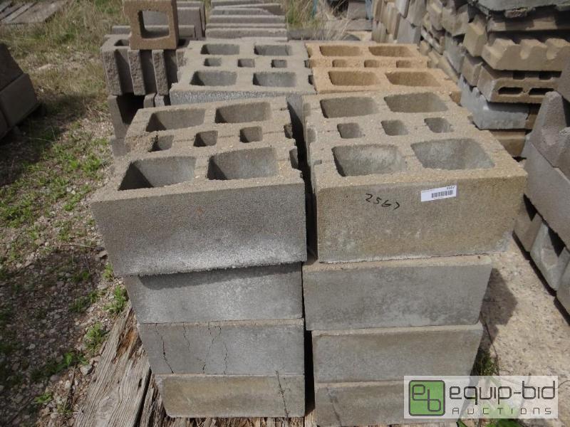 lot 2567 image: 2 Pallet of cinder blockbuilding block.  S...
