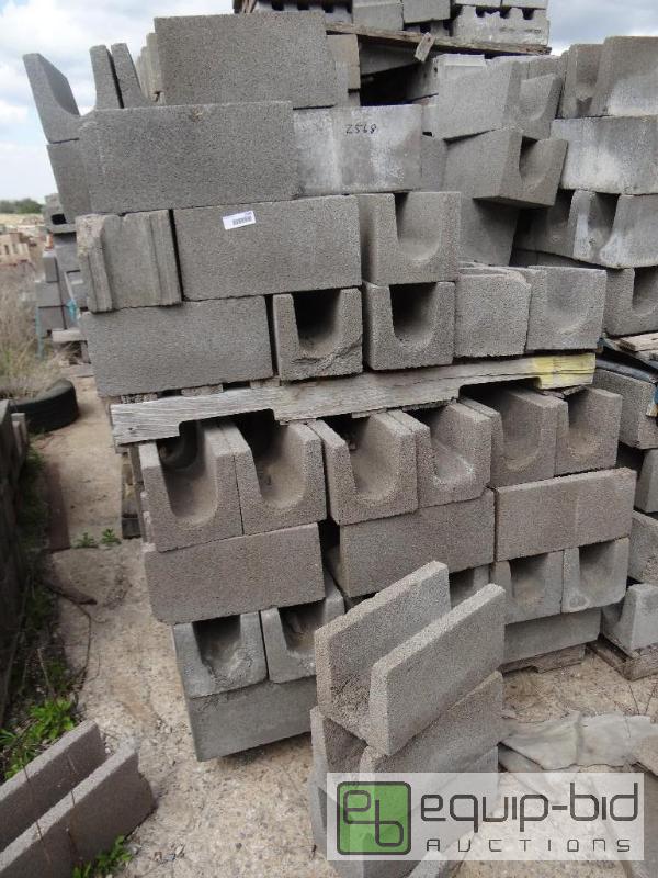 lot 2568 image: 2 Pallet of cinder blockbuilding block.  S...