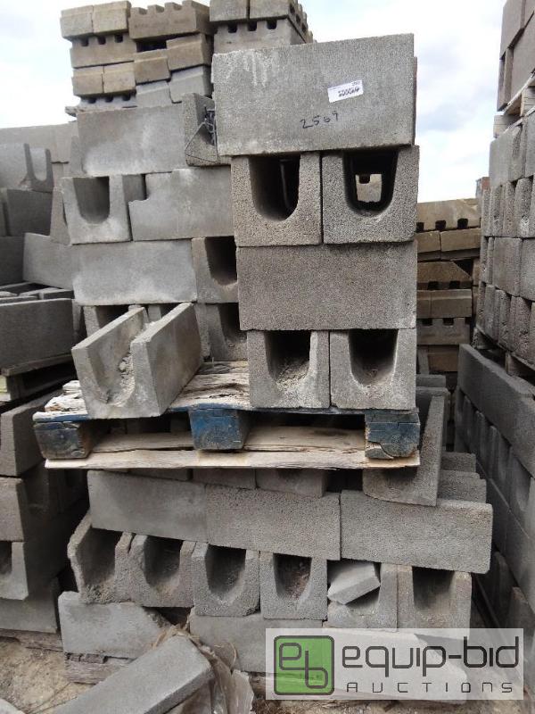 lot 2569 image: 2 Pallet of cinder blockbuilding block.  S...