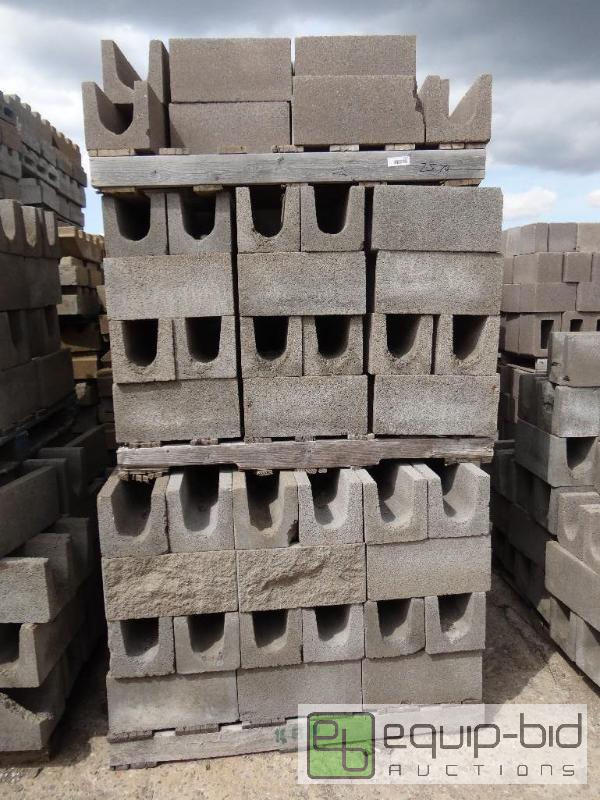 lot 2570 image: 3 Pallet of cinder blockbuilding block.  S...
