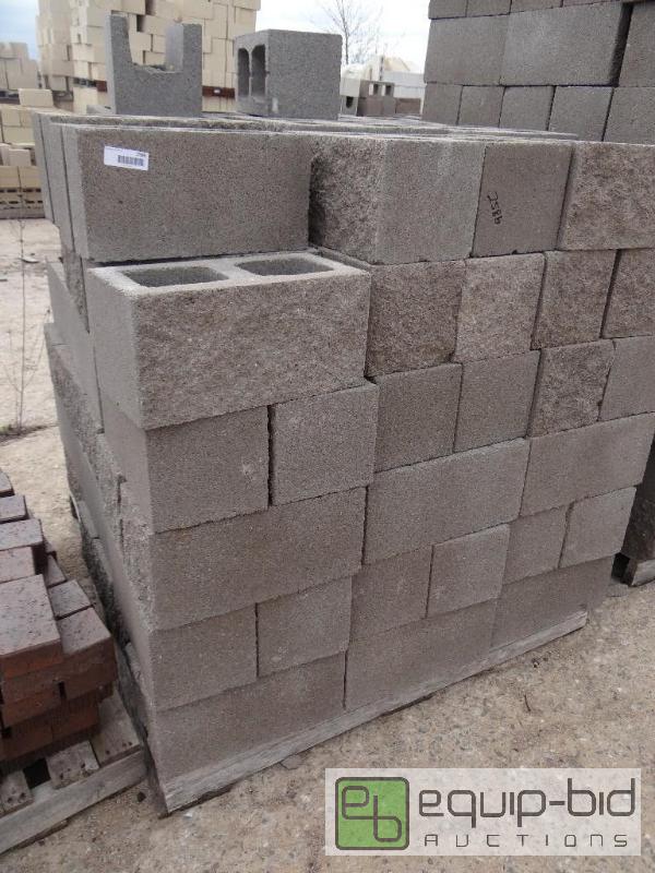 lot 2586 image: 1 Pallet of cinder blockbuilding block.  S...
