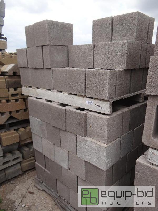 lot 2592 image: 2 Pallet of cinder blockbuilding block.  S...