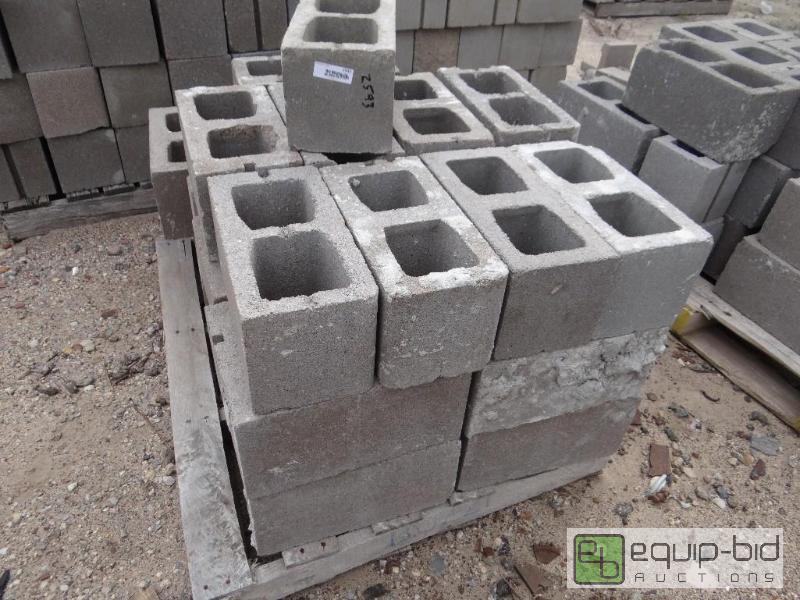 lot 2593 image: 2 Pallet of cinder blockbuilding block.  S...
