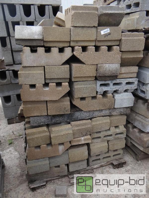 lot 2600 image: 2 Pallet of cinder blockbuilding block.  S...