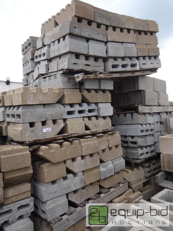 lot 2601 image: 4 Pallet of cinder blockbuilding block.  S...