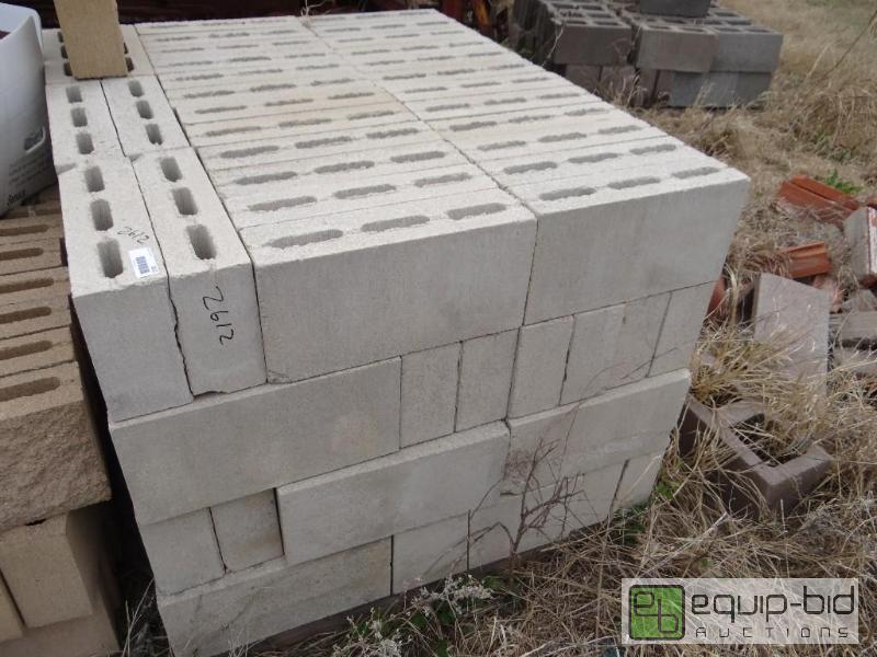 lot 2612 image: 1 Pallet of cinder blockbuilding block.  S...