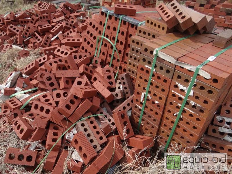 lot 2615 image: 2 bundles and large pile of bricksbuilding b...