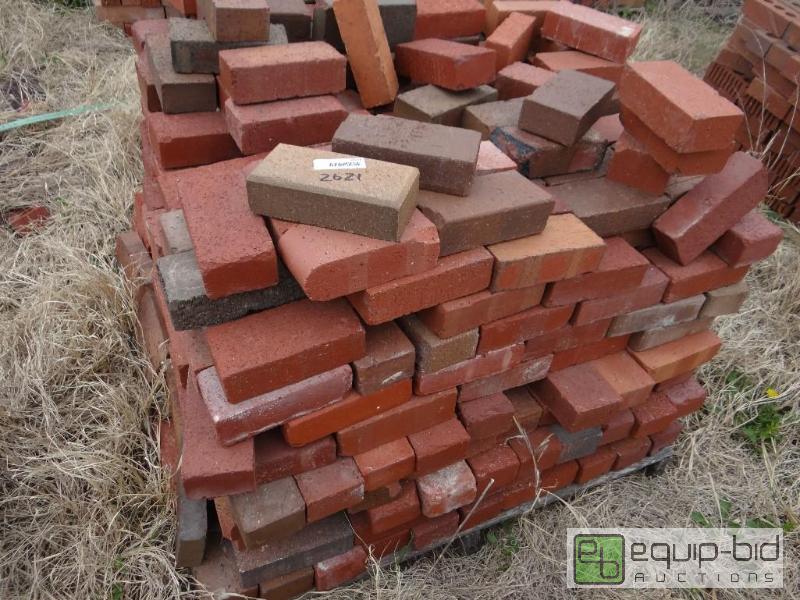 lot 2621 image: 1 Pallet of brickbuilding block.  Skid loa...