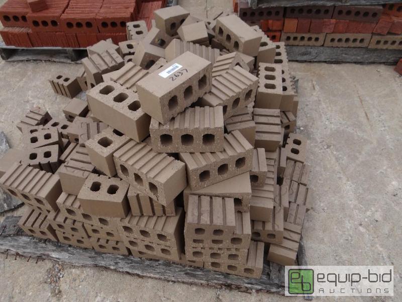 lot 2637 image: 2 Pallet of brickbuilding block.  Skid loa...
