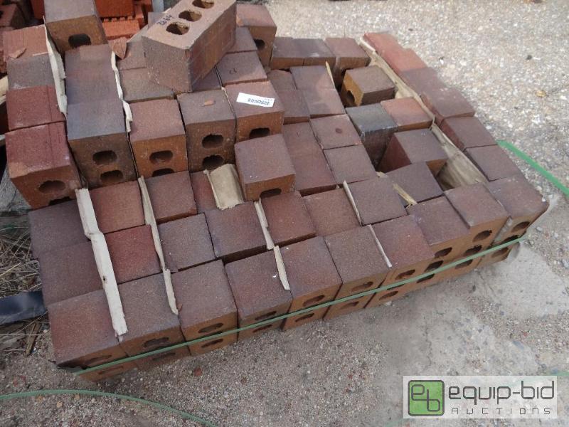 lot 2664 image: Large lot of brickbuilding block.  Skid lo...