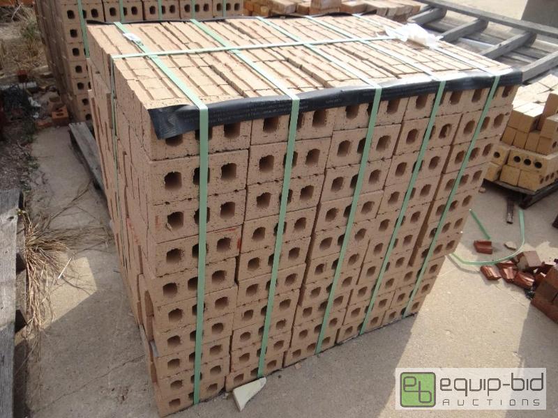 lot 2673 image: 1 bundle of brickbuilding block.  Skid loa...