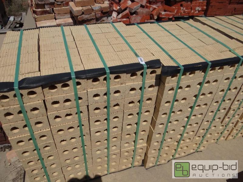 lot 2702 image: 3 Pallet of brickbuilding block.  Skid loa...