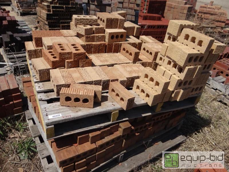 lot 2717 image: 2 Pallet of brickbuilding block.  Skid loa...