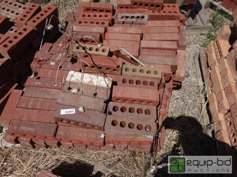 lot 2732 image: 2 Pallet of brickbuilding block.  Skid loa...