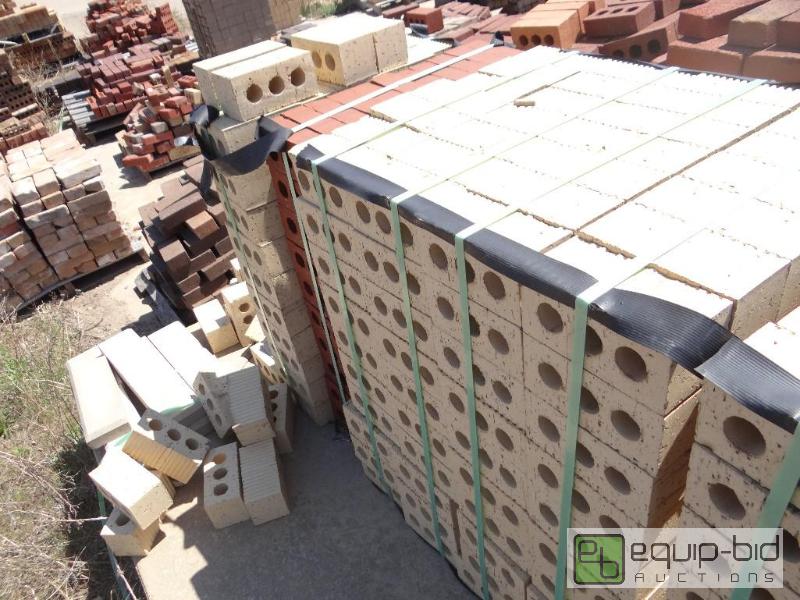 lot 2752 image: 1 bundle of brickbuilding block.  Skid loa...