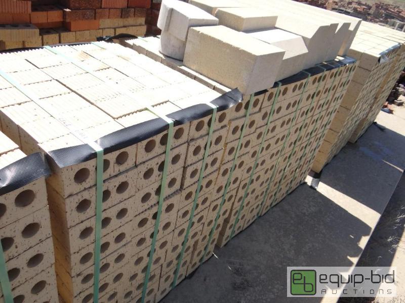 lot 2753 image: 2 bundles of brickbuilding block.  Skid lo...