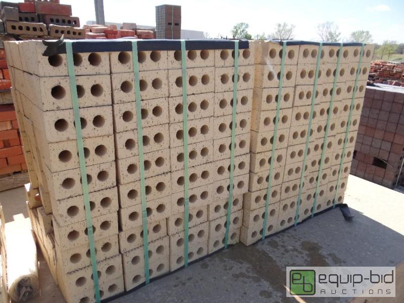 lot 2754 image: 2 bundles of brickbuilding block.  Skid lo...