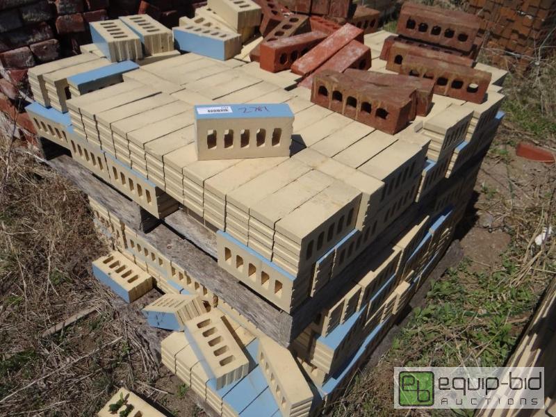 lot 2781 image: 2 Pallet of brickbuilding block.  Skid loa...