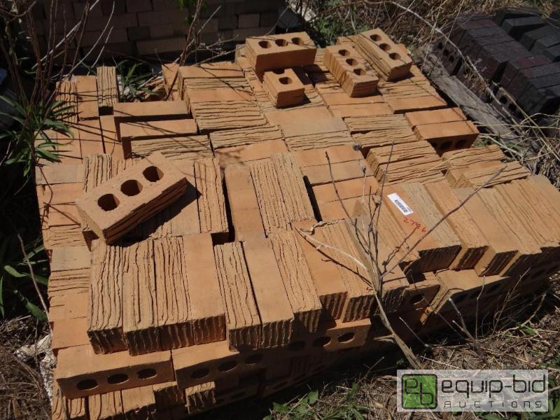 lot 2786 image: 2 Pallet of brickbuilding block.  Skid loa...