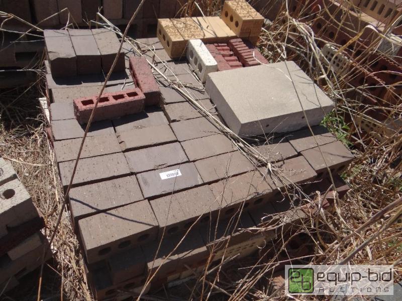 lot 2790 image: 2 Pallet of brickbuilding block.  Skid loa...