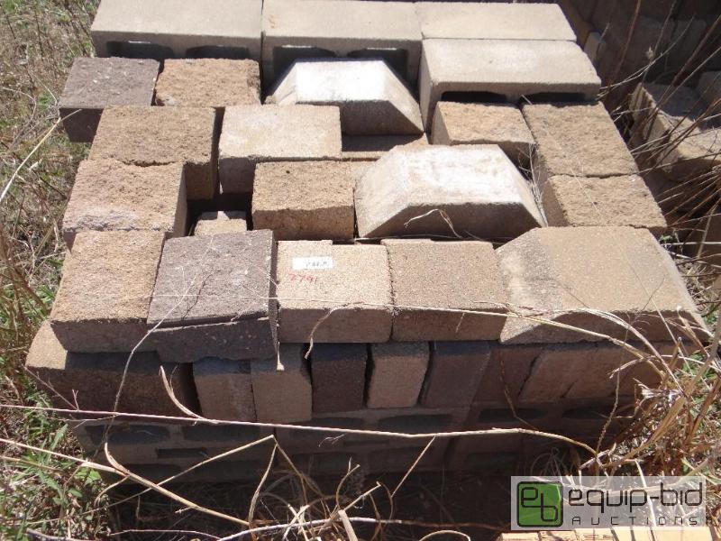 lot 2791 image: 3 Pallet of brickbuilding block.  Skid loa...