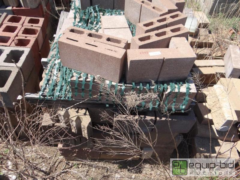 lot 2793 image: 2 Pallet of brickbuilding block.  Skid loa...