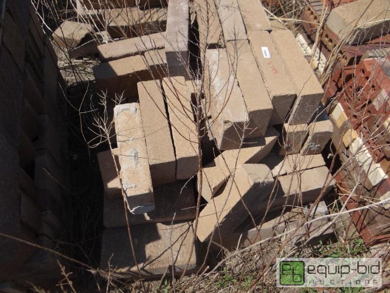 lot 2794 image: 2 Pallet of brickbuilding block.  Skid loa...