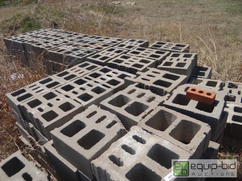 lot 2797 image: HUGE LOT of 7 Pallet of cinder blockbuilding...