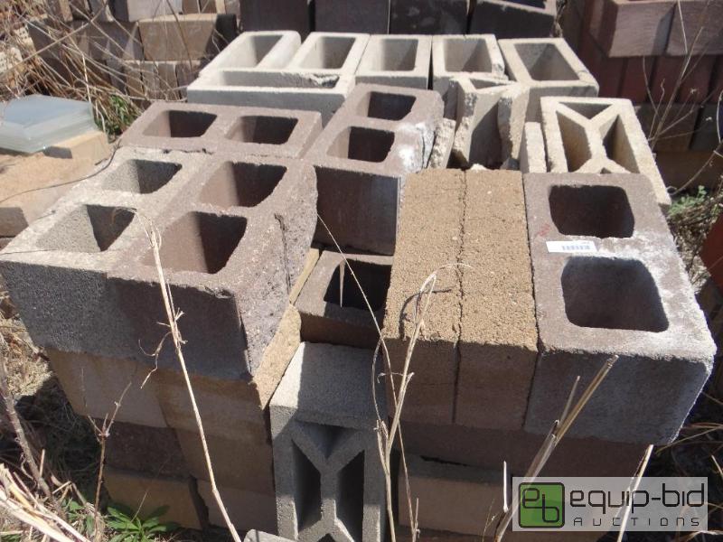 lot 2800 image: 2 Pallet of cinder blockbuilding block.  S...