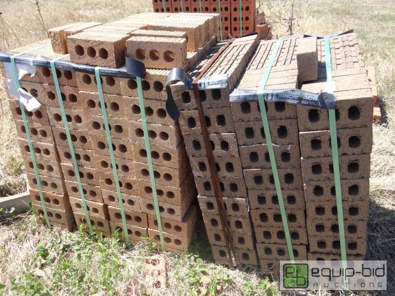 lot 2802 image: 2 Pallet of brickbuilding block.  Skid loa...