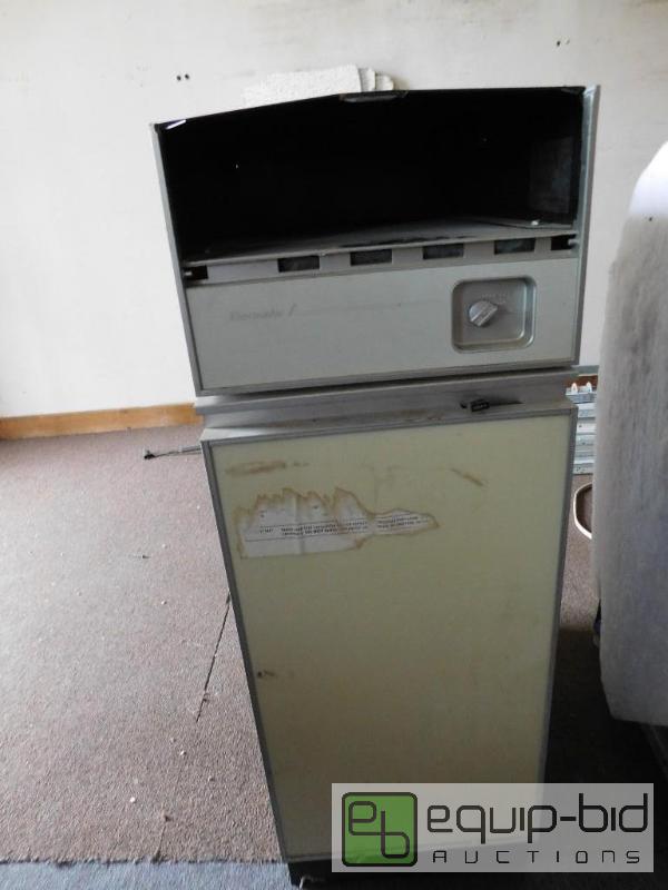 lot 5009 image: Thermador Trash Compactor