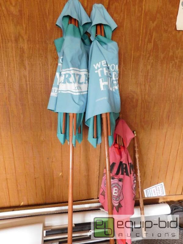 lot 5020 image: Cruzan Rum And Jim Beam Umbrella