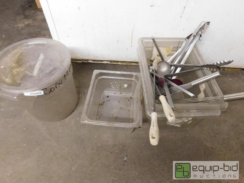 lot 1351 image: Lot of Plastic Wares and Utensils