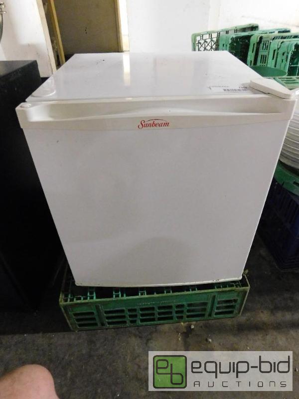 lot 1357 image: Sunbeam Dorm Room Size Fridge