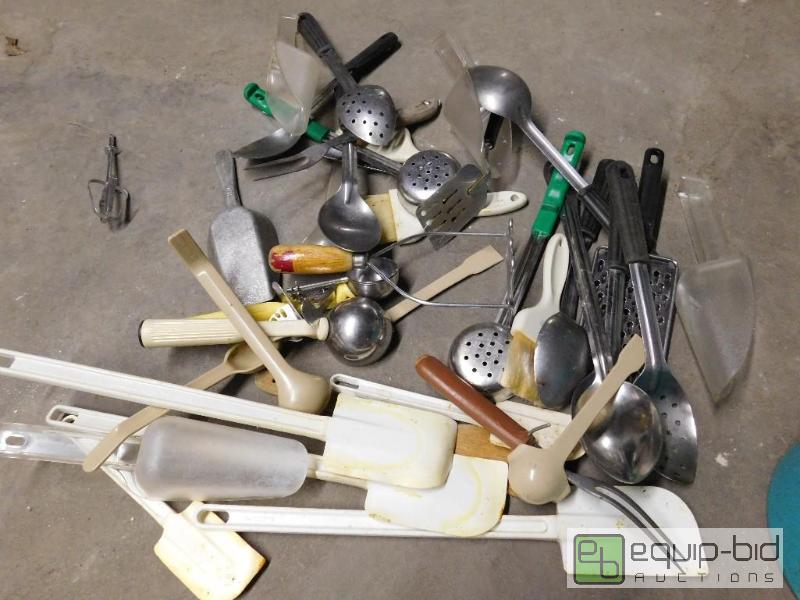 lot 1370 image: Bucket of Utensils