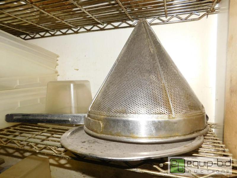 lot 1381 image: Contents of Shelf