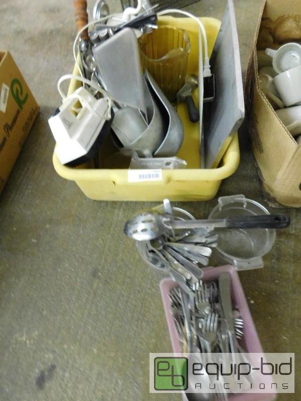 lot 1410 image: Tub of Misc