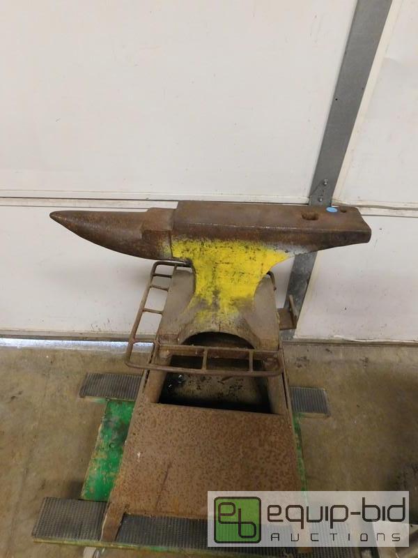 lot 5043 image: Anvil On Stand