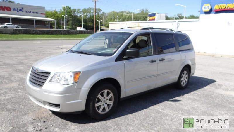 lot 2 image: 2008 Chrysler Town & Country LX Mini Van