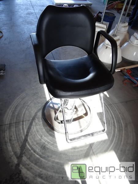 lot 435 image: Salon Styling Chair With Lift Pump
