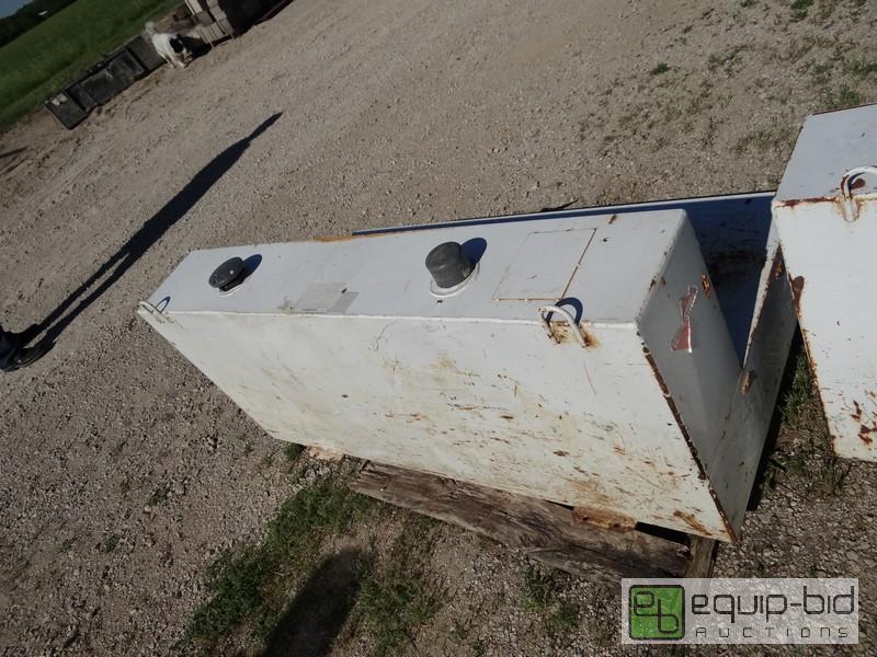 lot 444 image: Delta 105 Gallon Fuel Tank For Truck