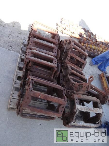 lot 448 image: Set Of Grouser Tracks For Skid Loader