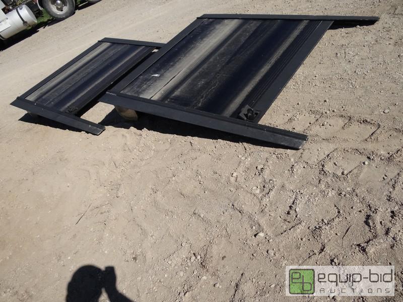 lot 465 image: (2)Retrax Shortbed Dodge Mega Cab Roll Up Teanue Covers